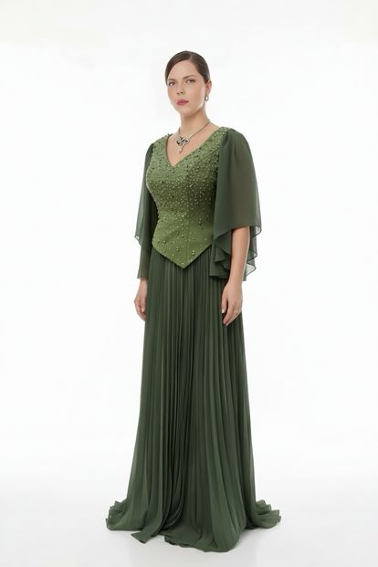 فستان سهرة بمقاسات كبيرة مزين بحجر الزيتون ومطوي